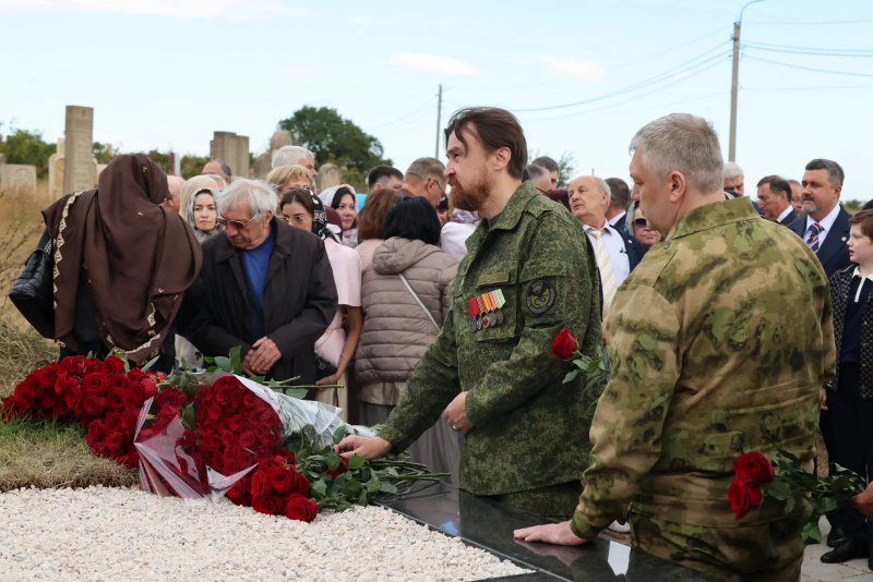 Фёдор Щукин почтил память Расула Гамзатова